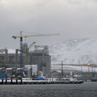 Auch Erdöl und Erdgas werden in der Arktisregion gefördert, zum Beispiel von den Staaten Norwegen und Russland. Anlagen zur Gasverarbeitung auf der Insel Melkøya in Norwegen