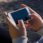 IKT- und Elektronikprodukte sind sowohl in Unternehmen als auch im privaten Gebrauch allgegenwärtig. Tippende Finger an Smartphone