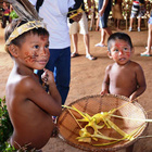 Zwei Kinder aus dem Amazonas, die im Gesicht bemalt sind.