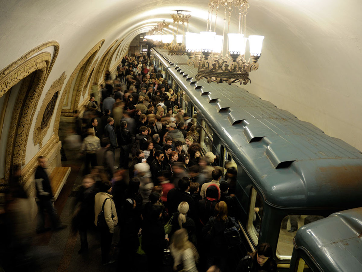 Menschenmasse drängt in eine unterirdische Straßenbahn