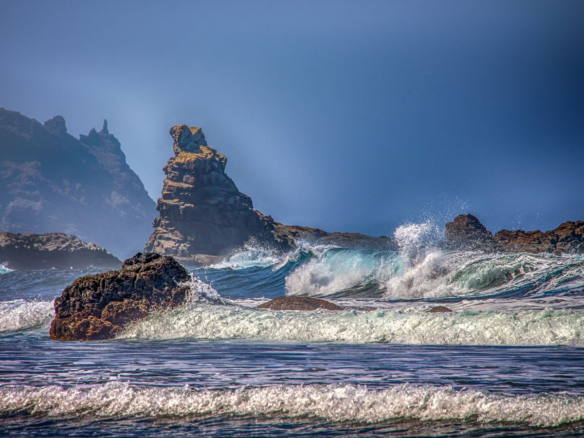 Küste des Atlantiks mit Felsen.