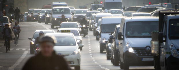 Straße mit vielen Autos