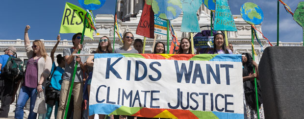 Eine Demonstration in Minnesota (USA) bei der sich Kinder für Klimagerechtigkeit einsetzen