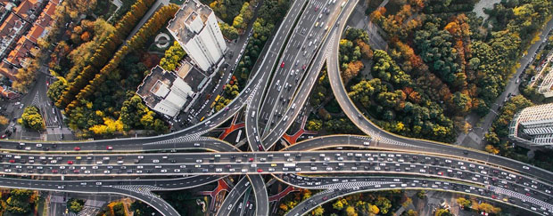 Viel befahrener Verkehrsknotenpunkt in einer Stadt