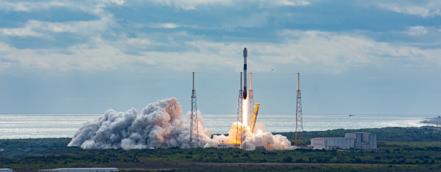 Rakete startet von Weltraumhafen.