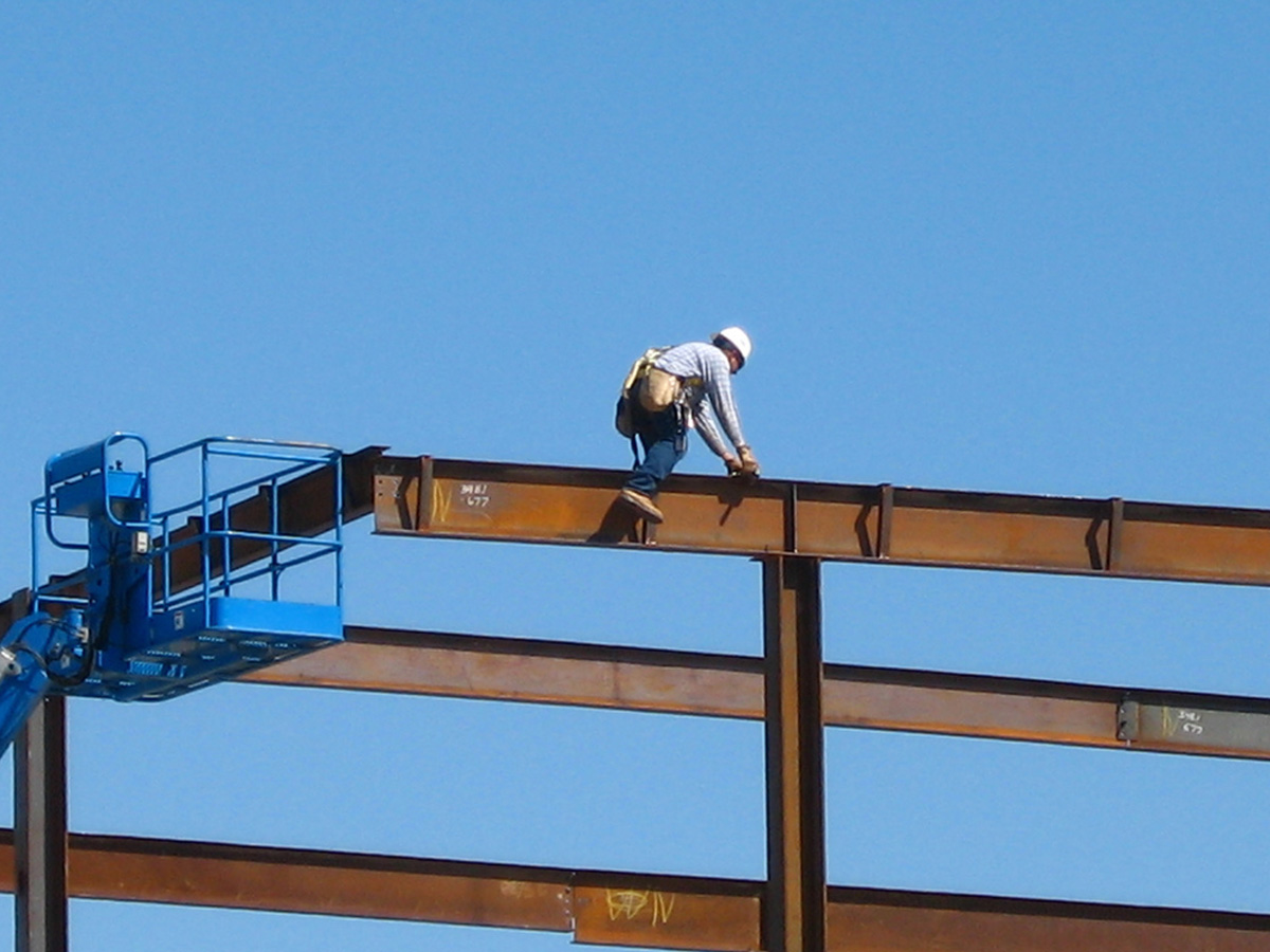 Arbeiter auf Stahlträger