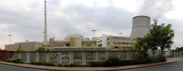 Das Foto zeigt das Atomkraftwerk Emsland, eines der letzten drei, die in Deutschland noch laufen.