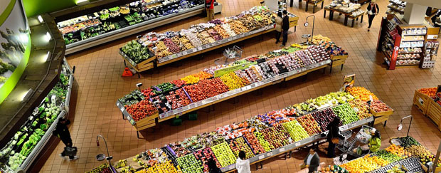 Nicht nur im Supermarkt kann frisches Obst und Gemüse gekauft werden. Gemüse- und Obstregale in einem Supermarkt