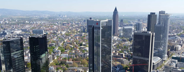 Blick auf eine große Stadt mit Wolkenkratzern