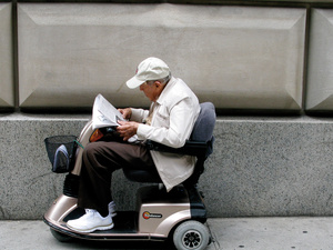 Ein Mann mit einem Elektroscooter