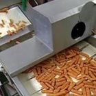Fisch wird in Massen verarbeitet, wie zum Beispiel hier zu Fischstäbchen. Screenshot; Fischstäbchen werden produziert.