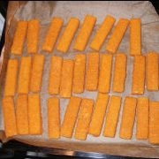 In Fischstäbchen werden verschiedene Sorten Speisefisch verarbeitet. Fischstäbchen auf einem Backblech