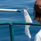 Der Müll in den Weltmeeren besteht vor allem aus Plastik. Eine Plastiktüte wird aus dem Wasser gefischt.