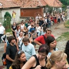 Massenansturm von Urlaubern in einem kleinen Dorf
