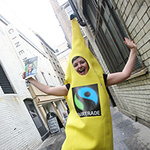 Ein Mensch in einem Bananenköstum mit dem Fairtrade-Siegel.