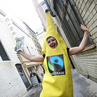 Der Anteil der fair gehandelten Produkte ist in Deutschland noch gering. Ein Mensch in einem Bananenköstum mit dem Fairtrade-Siegel.