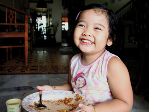 Ein Kind mit seinem Teller