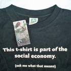 Textilunternehmen stehen in der Kritik, Arbeitsbedingungen an Produktionsstätten im Ausland nicht ausreichend zu kontrollieren. T-Shirt mit Werbung für faire Produkte