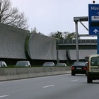 Die Lärmbelastung kann durch Schutzmaßnahmen verringert werden. Ein Beispiel sind Lärmschutzwände. Autobahn mit Lärmschutzwänden
