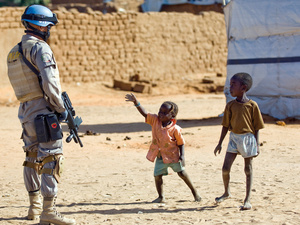 Ein Soldat der Vereinten Nationen und Kinder in Darfur