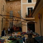 Auch die kulturelle Auseinandersetzung und Bewahrung der Tradition sind Prinzipien des "sanften" Tourismus. Traditioneller Wochenmarkt auf Mallorca.
