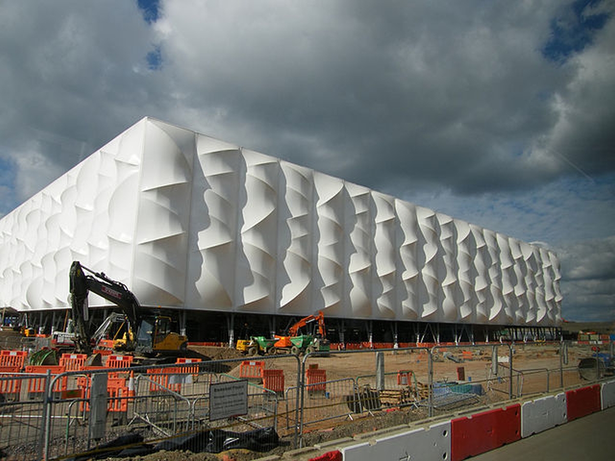 Das Basketballstadium in der Bauphase; weißes, rechteckiges Gebäude.