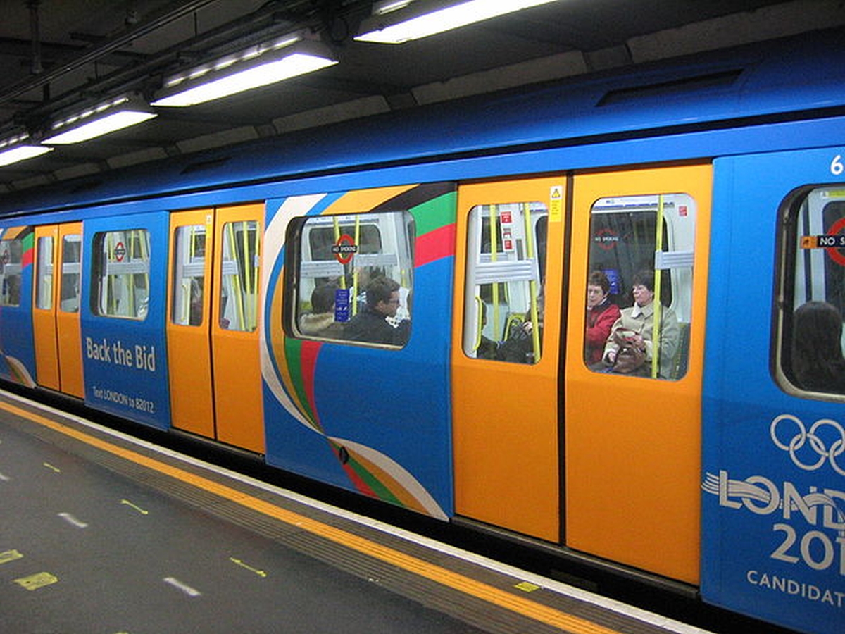 U-Bahn mit Werbung für die olymischen Sommerspiele 2012.