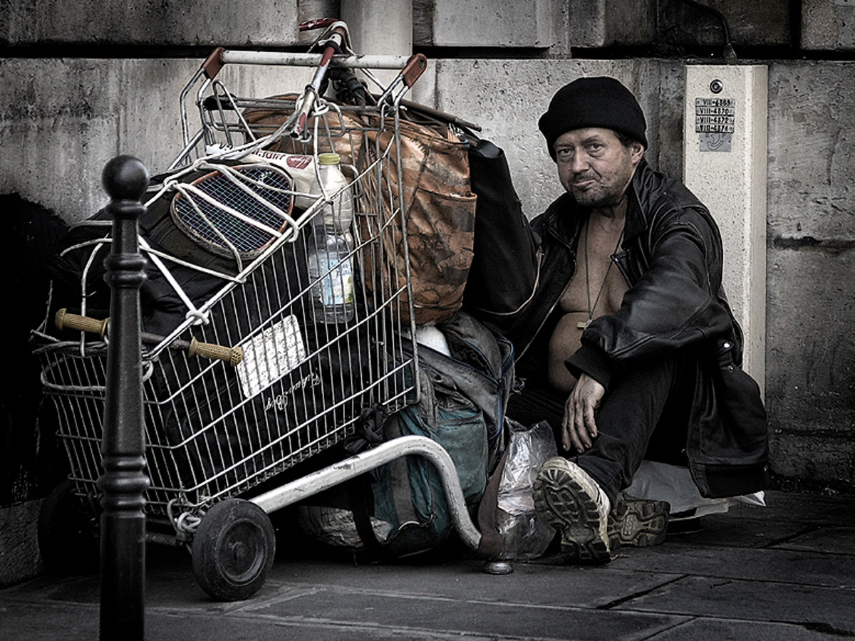Ein Obdachloser mit seinem Hab und Gut in Paris. 