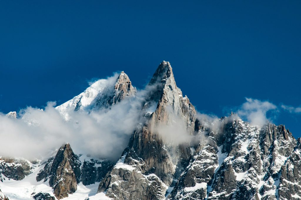 Schneebedeckte Bergspitze bei Tag und blauem Himmel