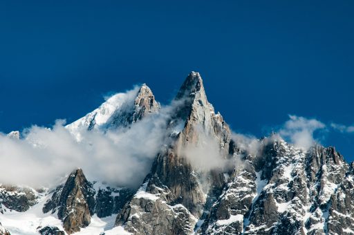 Schneebedeckte Bergspitze bei Tag und blauem Himmel