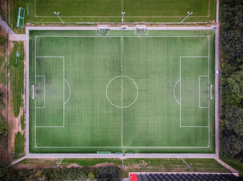 Leeres Fussballfeld aus der Volgsperspektive