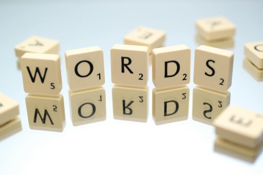 Buchstabensteine auf einem Spiegel, die das Wort "Words" darstellen.