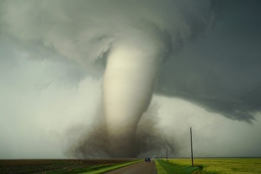 Großer Tornado bei einer Landstraße