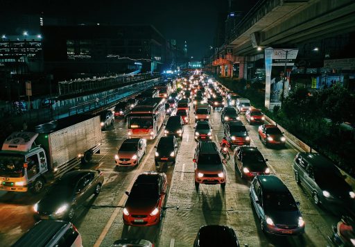 Verkehrsstau bei Nacht auf einer mehrspurigen Straße
