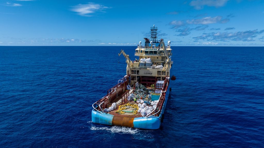 Das The Ocean Cleanup System 03 Schiff sammelt Plastikmüll im offenen Ozean, beladen mit gesammeltem Abfall