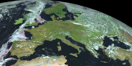 Satellitenaufnahme von Europa mit Wolken über dem Kontinent und angrenzenden Meeren