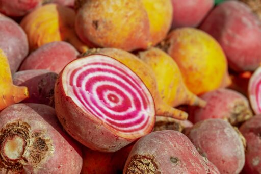 Rote Beeten. Die oberste ist aufgeschnitten.