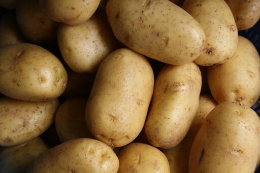 Braune Kartoffeln liegen auf einander.