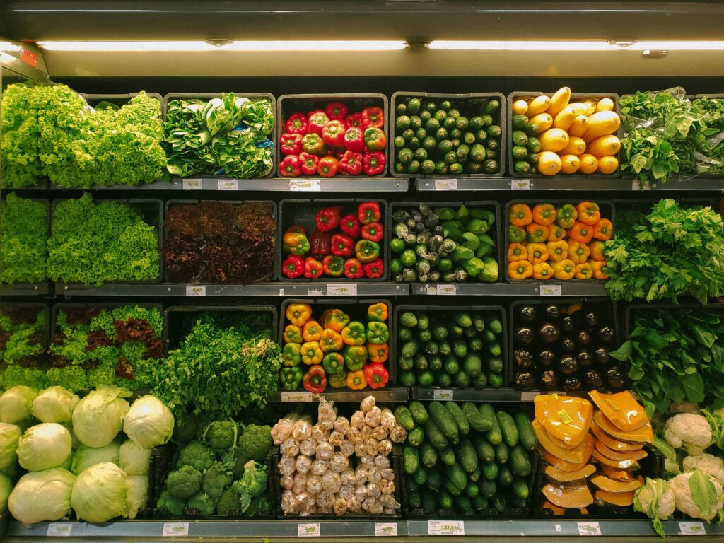 Ein Frontalbild von einem Gemüseregal im Supermarkt.