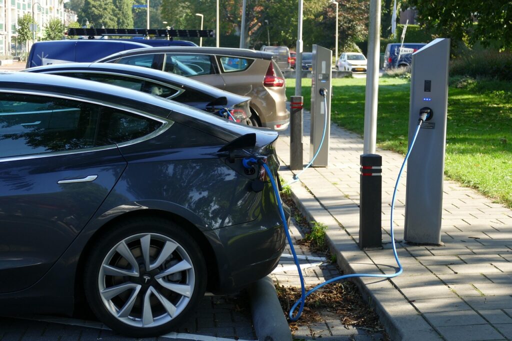Ein Elektro-Auto ist an eine Ladesäule angeschlossen.