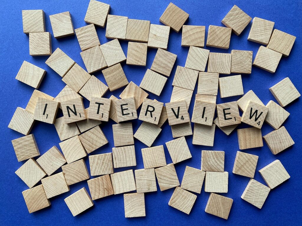 Spielsteine aus scrabble bilden das Wort Interview.