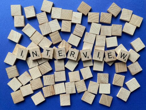 Spielsteine aus scrabble bilden das Wort Interview.