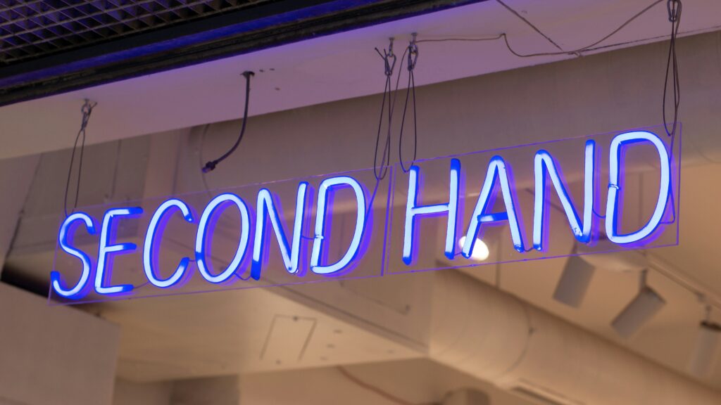 Neon-Schild mit der Aufschrift "Secondhand"