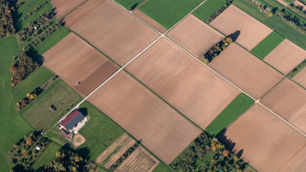 Aufnahme von oben auf leere Felder
