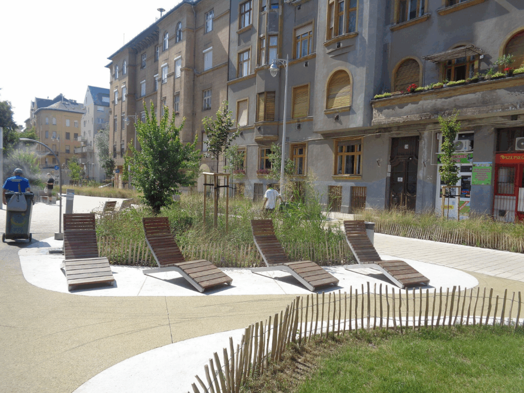 Stadtmöbel und Beete im Fußgängerbereich.