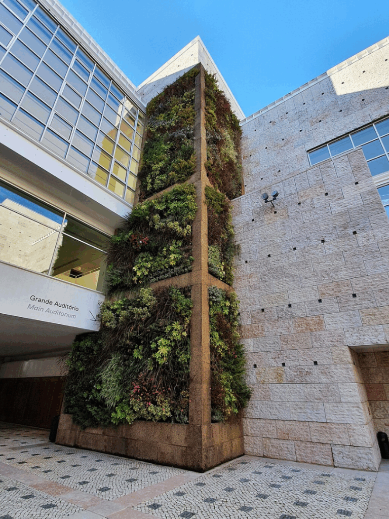 Eine begrünte Fassade in Lissabon.