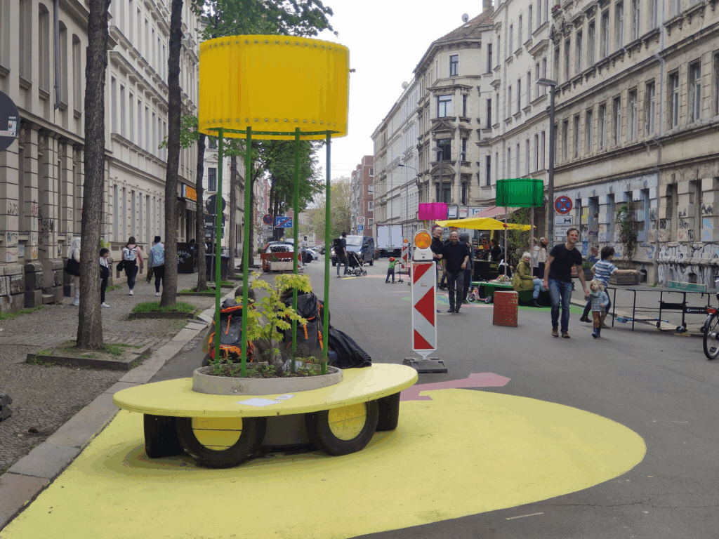 Ein Stadtmöbel mit Sitzbank und Beet.