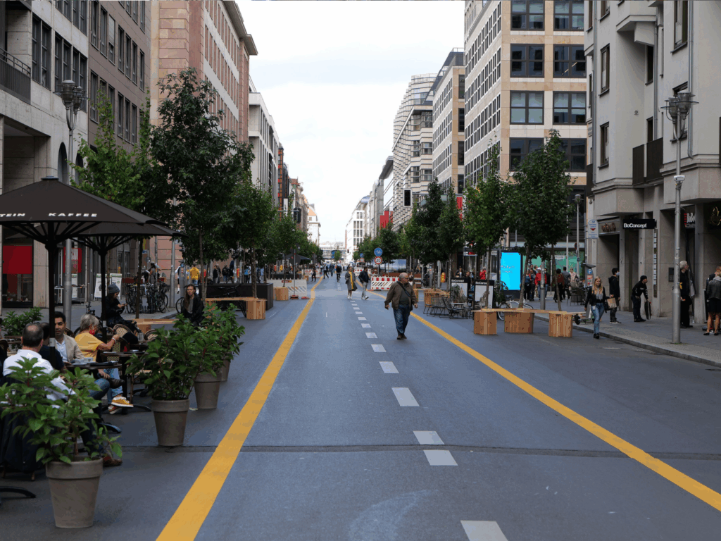 Der verkehrsberuhigte Teil der Berliner Friedrichstraße mit Pflanzkübeln für Bäume.