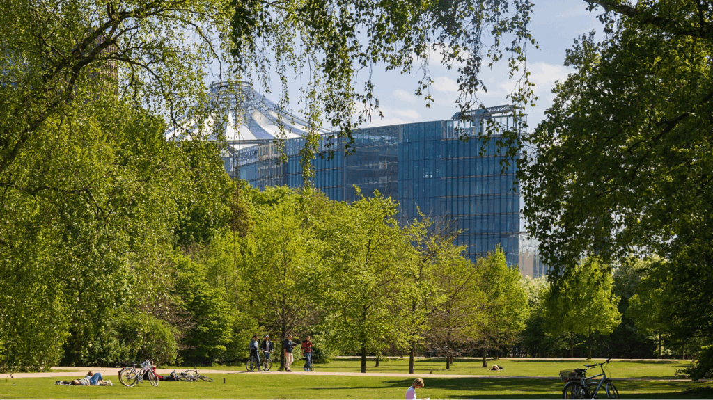 Der Park Tiergarten in Berlin imm Sommer mit Menschen. Im Hintergrund der Potsdamer Platz.