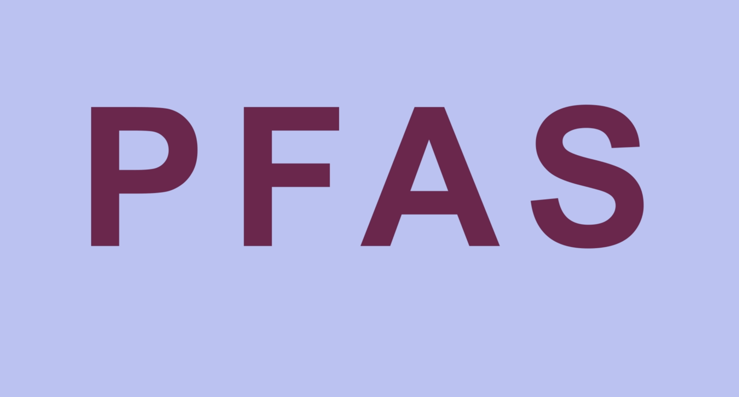 Weinrot steht in Großbuchstaben PFAS auf lila Hintergrund.